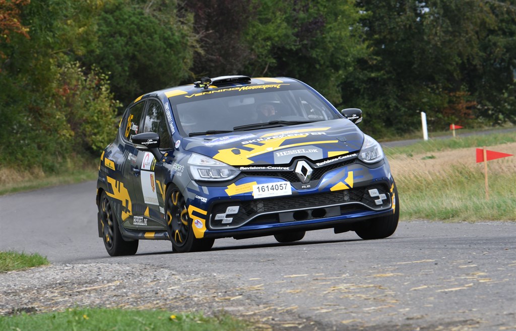 Venning Motorsports Renault Clio R3T på rallyets tredje hastighedsprøve, hvor Casper Venning og Kristian Birk kørte RC4-klassens bedste tid.
(Foto: Morten Dam, specialpress@gmail.com)